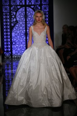 Reem Acra gelin sonbahar kış 2016 pist göster.