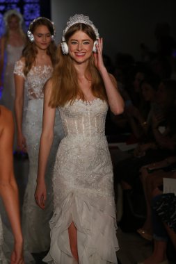 Reem Acra gelin pist Show