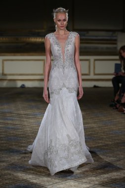 Berta Bridal pist Show