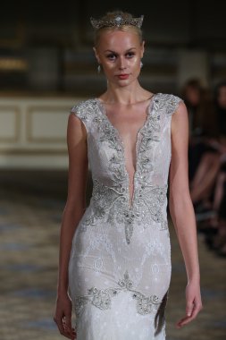 Berta Bridal pist Show