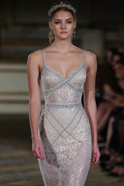 Berta Bridal pist Show