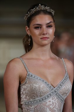 Berta Bridal pist Show