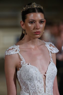 Berta Bridal pist Show