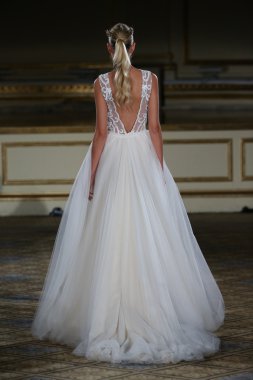 Berta Bridal pist Show