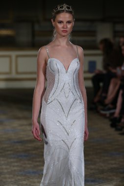 Berta Bridal pist Show