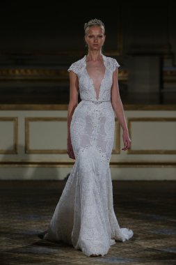 Berta Bridal pist Show