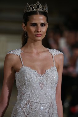 Berta Bridal pist Show