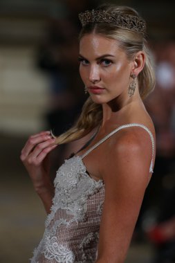 Berta Bridal sonbahar kış 2016 pist göster