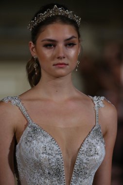 Berta Bridal sonbahar kış 2016 pist göster