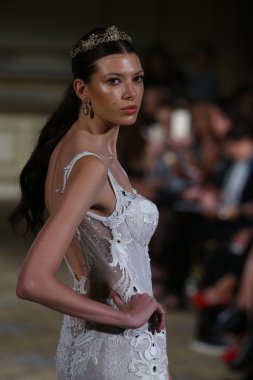 Berta Bridal sonbahar kış 2016 pist göster