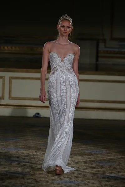 Berta Mariage Automne Hiver 2016 Runway Show — Photo