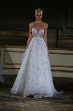 Berta Bridal sonbahar kış 2016 pist göster