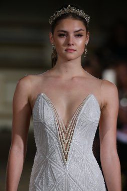 Berta Bridal sonbahar kış 2016 pist göster