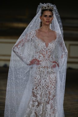 Berta Bridal sonbahar kış 2016 pist göster