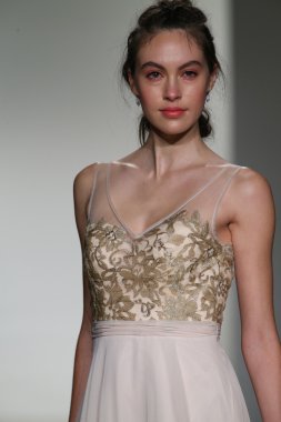 Kelly Faetanini Bridal pist Show