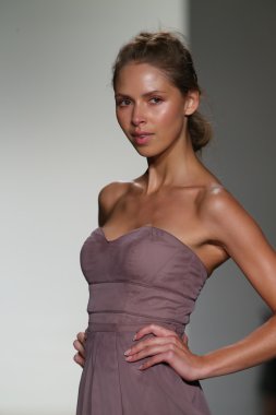 Kelly Faetanini Bridal pist Show