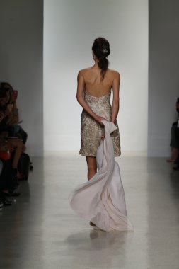 Kelly Faetanini Bridal pist Show