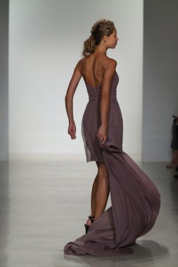 Kelly Faetanini Bridal pist Show