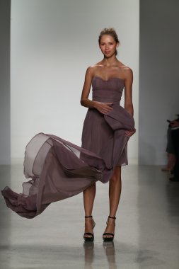 Kelly Faetanini Bridal pist Show