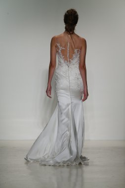 Kelly Faetanini Bridal pist Show