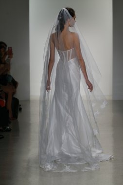 Kelly Faetanini Bridal pist Show