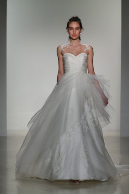 Kelly Faetanini Bridal pist Show
