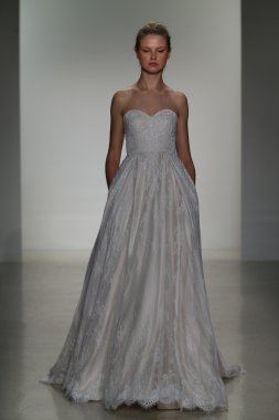 Kelly Faetanini Bridal pist Show