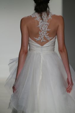 Kelly Faetanini Bridal pist Show
