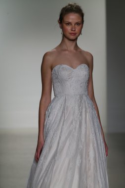 Kelly Faetanini Bridal pist Show