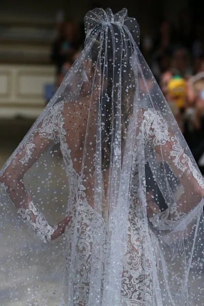 Berta Otoño nupcial Invierno 2016 Pasarela Show —  Fotos de Stock