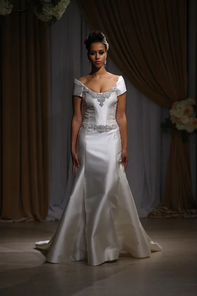 Jean Ralph Thurin Sposa Autunno / Inverno 2016 sfilata — Foto Stock