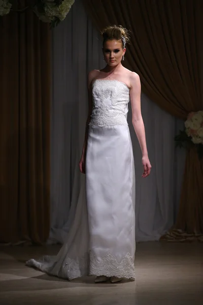 Jean Ralph Thurin Bridal Fall/Winter 2016 Runway Show — Stock Photo, Image