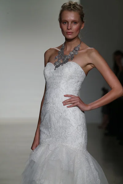 Kelly Faetanini Bridal Runway Show — Stock fotografie