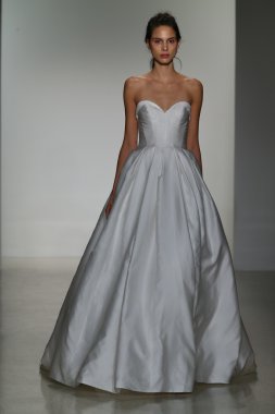 Kelly Faetanini Bridal pist Show