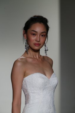 Kelly Faetanini Bridal pist Show