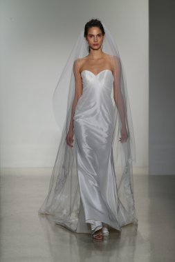 Kelly Faetanini Bridal pist Show