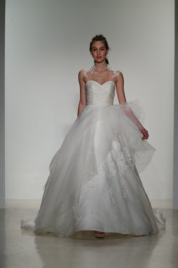 Kelly Faetanini Bridal pist Show