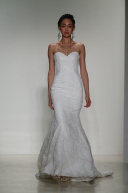Kelly Faetanini Bridal pist Show