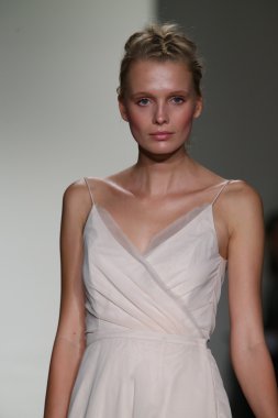 Kelly Faetanini Bridal pist Show