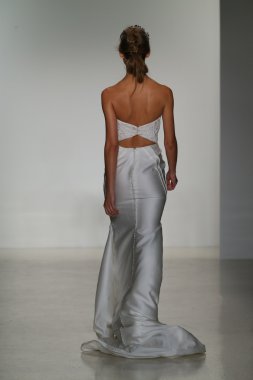 Kelly Faetanini Bridal pist Show