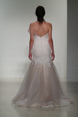 Kelly Faetanini Bridal pist Show