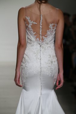 Kelly Faetanini Bridal pist Show