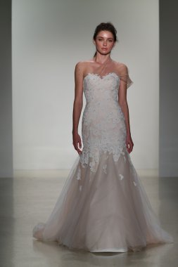 Kelly Faetanini Bridal pist Show