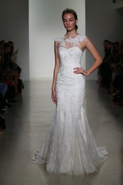 Kelly Faetanini Bridal pist Show