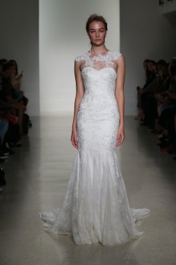 Kelly Faetanini Bridal pist Show