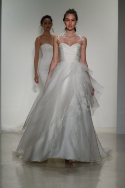 Kelly Faetanini Bridal pist Show