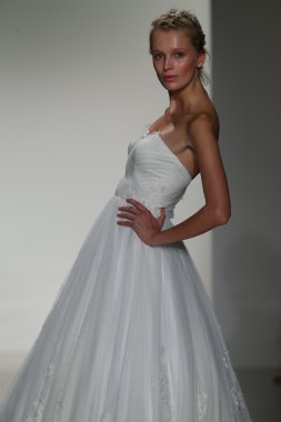 Kelly Faetanini Bridal pist Show