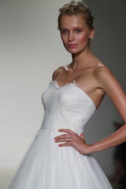 Kelly Faetanini Bridal pist Show