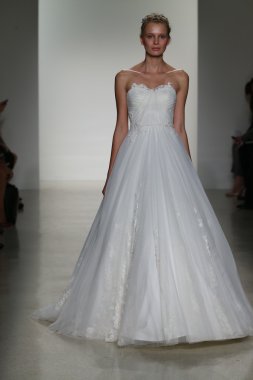 Kelly Faetanini Bridal pist Show