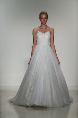 Kelly Faetanini Bridal pist Show